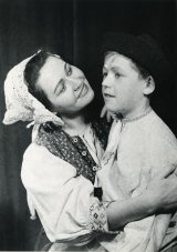 Etela Harantová (Eva), herec neidentifikovaný; foto Gejza Podhorský, zdroj: archív Divadelného ústavu