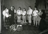 Dramatik Ivan Stodola (tretí zľava) pri kľaňačke po predstavení 9. 3. 1958; zdroj: archív Divadelného ústavu