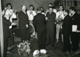 Dramatik Ivan Stodola (štvrtý zľava) pri kľaňačke po predstavení 9. 3. 1958; zdroj: archív Divadelného ústavu