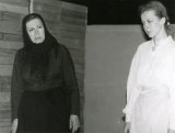 Viera Strnisková (Matka), Dana Košická (Eva); foto Vlado Wolf, zdroj: archív Divadelného ústavu