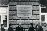 Ivan Stodola (tretí zľava) pri pamätníku svojho strýka, vedca a fyzika Aurela Stodolu v Liptovskom Mikuláši.