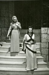 Natália Michalcová (Zamira), Božena Muchová (Johana); zdroj: archív Divadelného ústavu