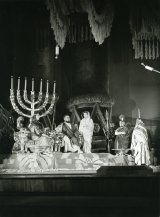 V strede Mária Prechovská (Herodias), Viliam Záborský (Herodes), Hana Sarvašová (Salome); zdroj: archív Divadelného ústavu