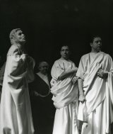 Eva Kristinová (Tamar), Karol Skovay (Dvoran), Elo Romančík (Trebonius), František Zvarík (Peritus); zdroj: archív Divadelného ústavu