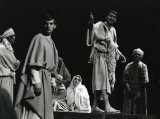 V popredí Ivan Mistrík (Ján), stojaci na stupni Štefan Kvietik (Jochanan); zdroj: archív Divadelného ústavu