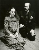 Marta Sládečková (Aksjuša), Tomáš Žilinčík (Nešťastlivcev); foto Jaroslav Barák, zdroj: archív Divadelného ústavu
